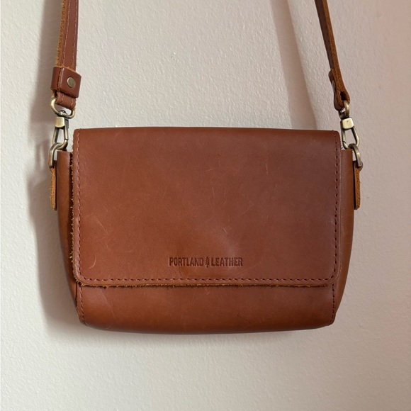 Portland Leather Brown Crossbody Bag with Adjustable Strap and Flap Closure - Picture 2 of 5
